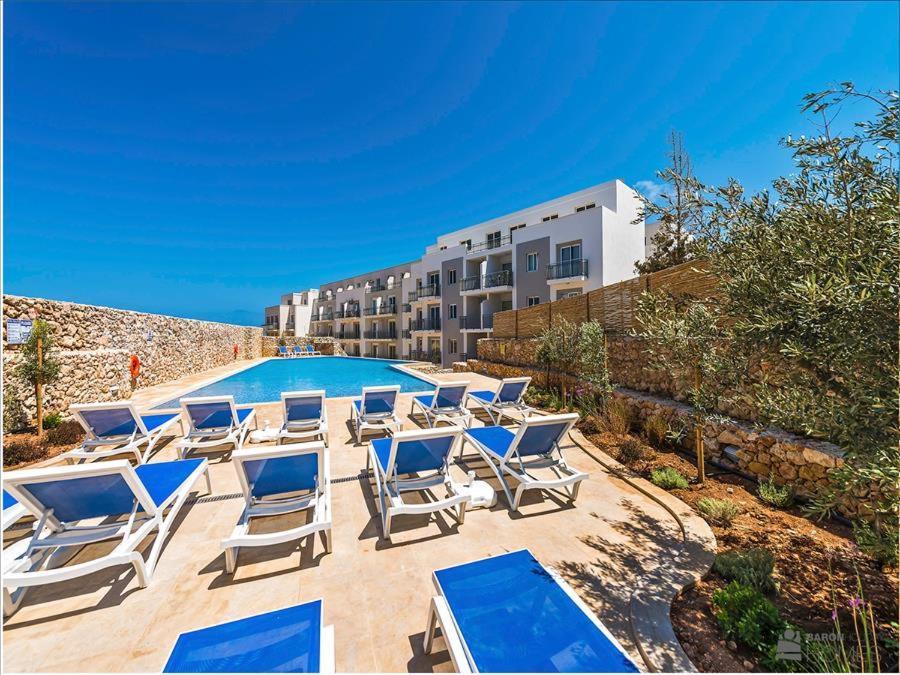 Your Room, Your Apartment, Your Shared Pool Guest house *