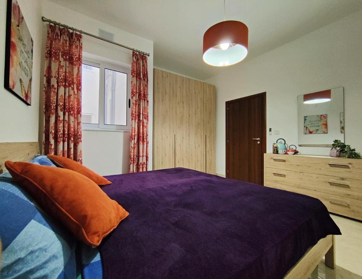 Your Room, Your Apartment, Your Shared Pool Guest house *