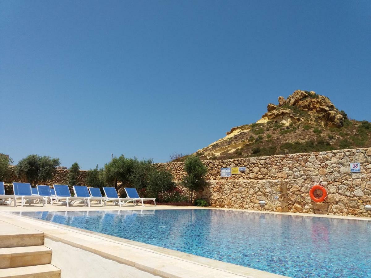 Your Room, Your Apartment, Your Shared Pool Guest house Marsalforn